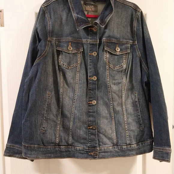 Torrid Denim Fitted Trucker Jacket- NWOT- Size 4x - Picture 5 of 7